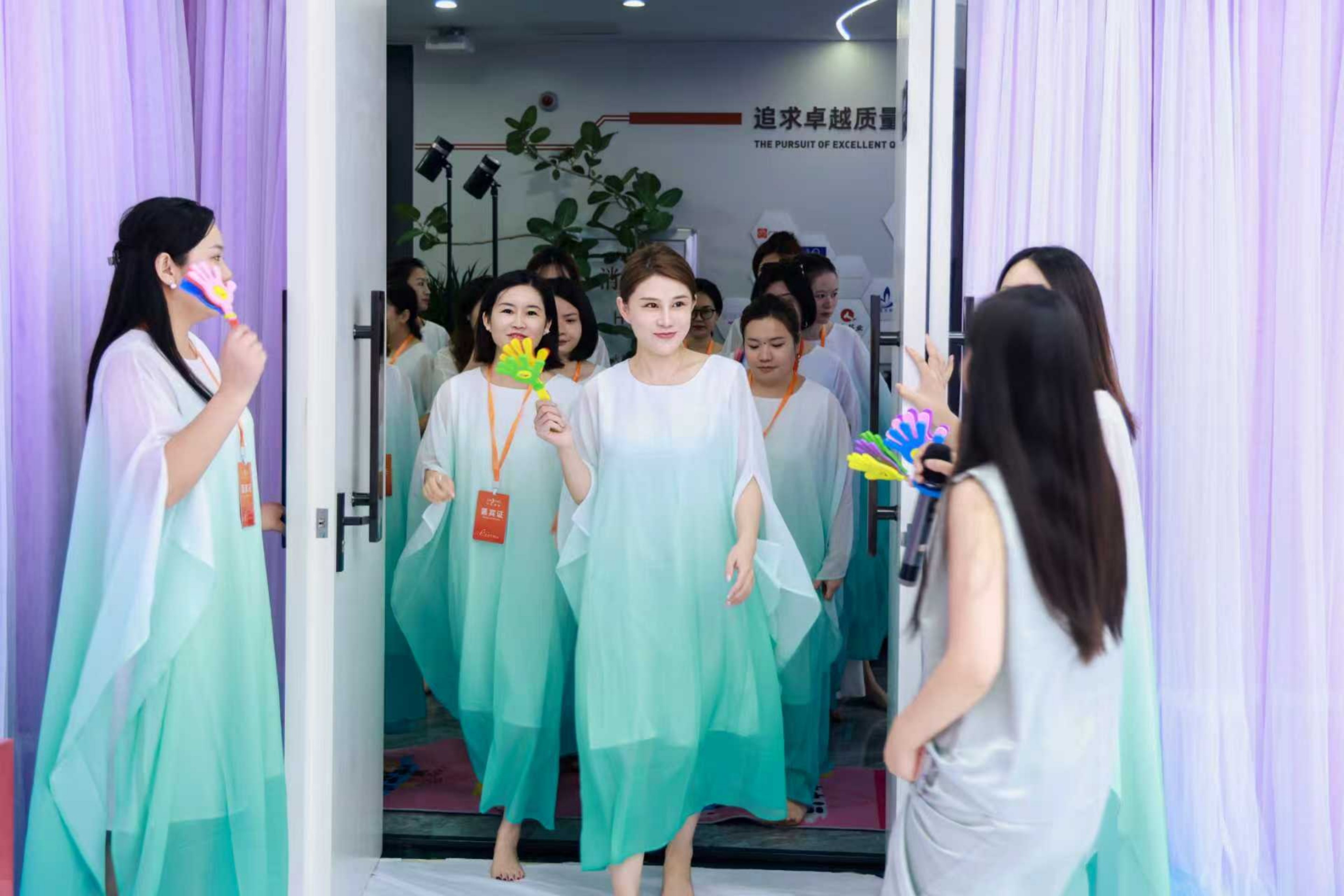 学员围圈互动