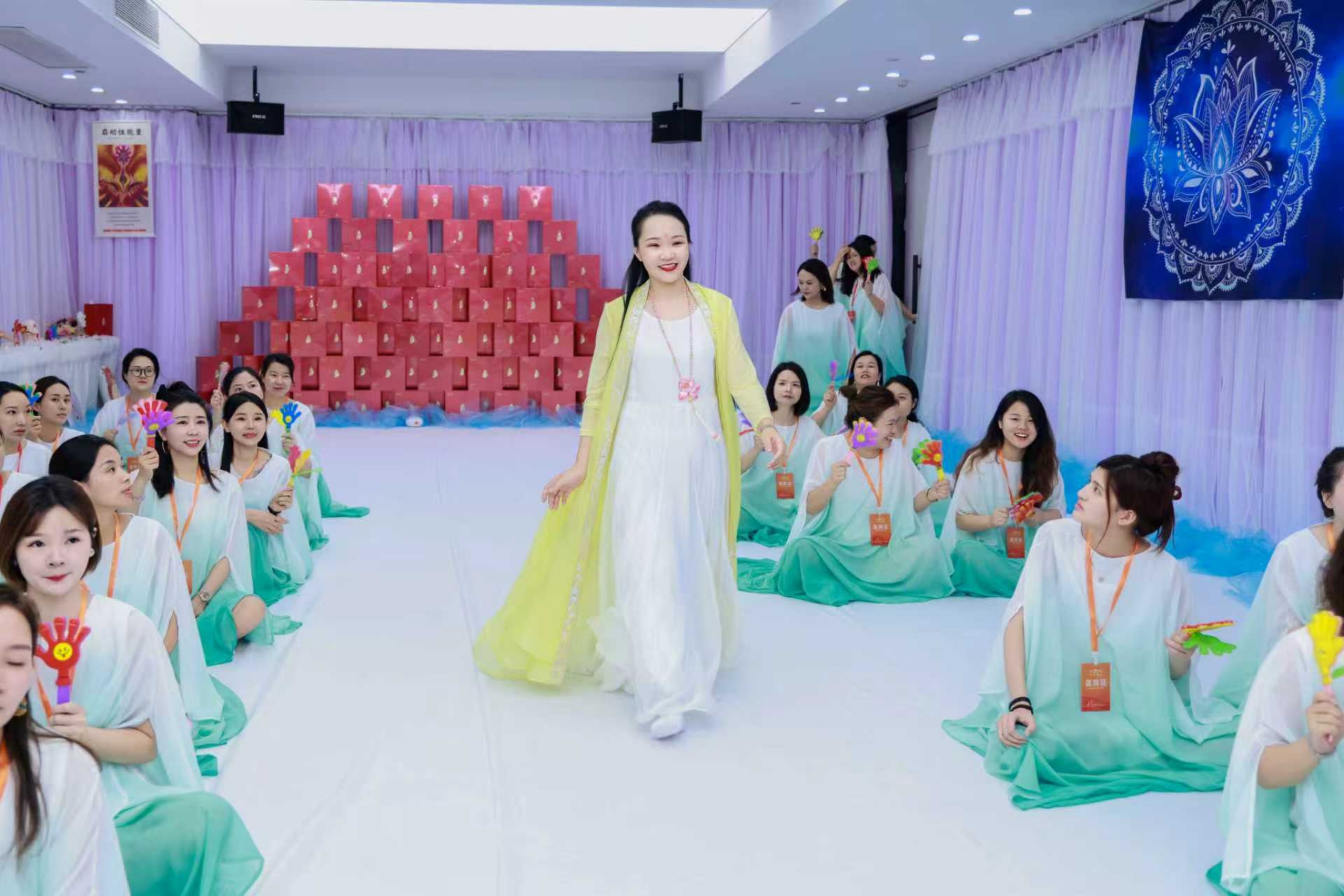 讲师演讲特写